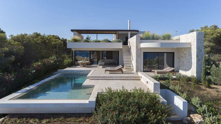 Ένα σπίτι στο Πόρτο Χέλι: Εκεί που αναπτύσσεται η νέα σκηνή του ελληνικού αρχιτεκτονικού design