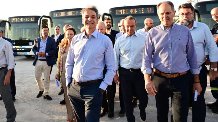 Στους δρόμους της Αττικής τα πρώτα 30 καινούργια λεωφορεία – Ο Μητσοτάκης στο αμαξοστάσιο της ΟΣΥ [εικόνες]