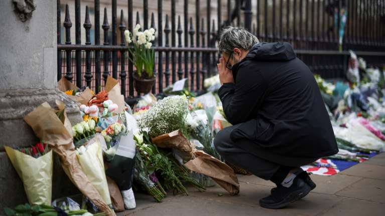 Πρίγκιπας Φίλιππος: Η Βρετανία θρηνεί - Γέμισε λουλούδια και σημαίες το Γουίνδσορ [Εικόνες]