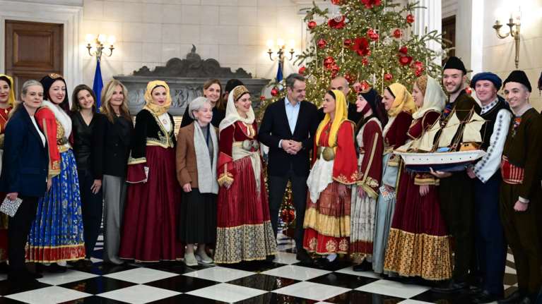 Κυριάκος Μητσοτάκης: Ο πρωθυπουργός άκουσε τα κάλαντα με τη Μαρέβα και τα παιδιά του στο Μέγαρο Μαξίμου [εικόνες - βίντεο]