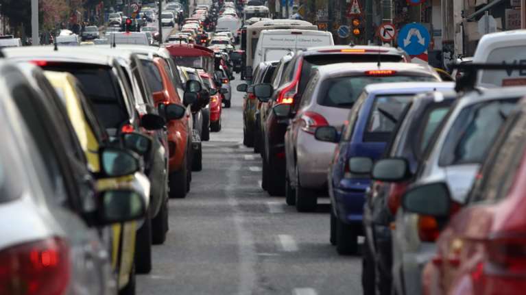 Αυξημένη κίνηση στους δρόμους της Αττικής - Πού εντοπίζονται τα μεγαλύτερα προβλήματα