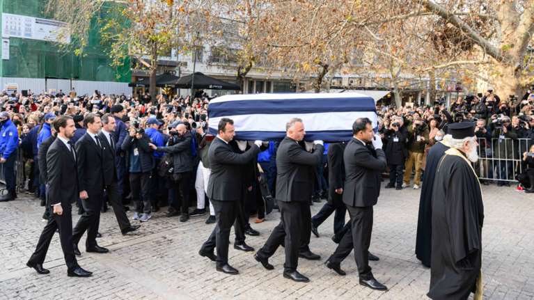 Κηδεία τέως βασιλιά Κωνσταντίνου: Μανωλίδου, Καίσαρης, Λυκουρέζος - Ποιοι επώνυμοι πήγαν στη Μητρόπολη [εικόνες]