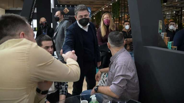 Κέρασαν καπουτσίνο... &quot;ΠΑΣΟΚ 22%&quot; τον Νίκο Ανδρουλάκη στη HORECA [εικόνα]