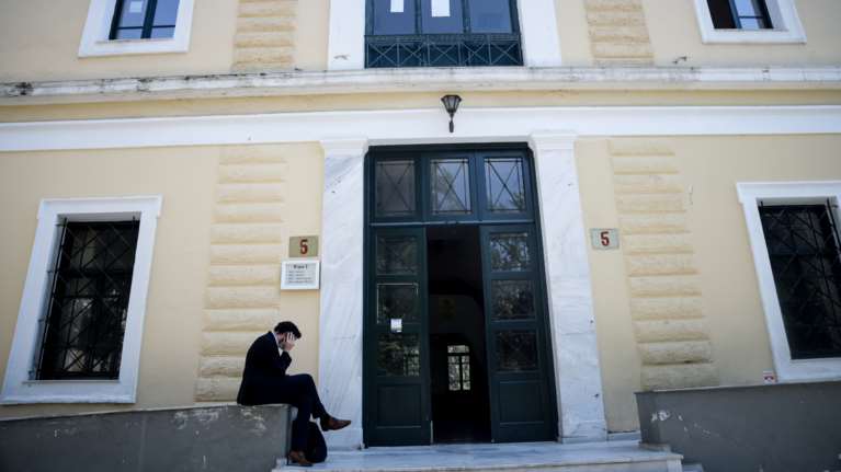 Αναστέλουν τις κινητοποιήσεις τους οι ενώσεις δικαστών και εισαγγελέων