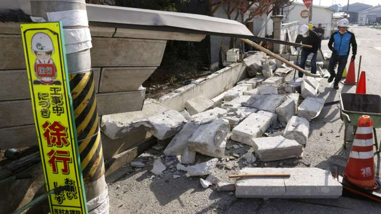 Σεισμός 7,3 Ρίχτερ στην Ιαπωνία: Ξύπνησαν μνήμες του 2011 - Δεκάδες οι τραυματίες [εικόνες]