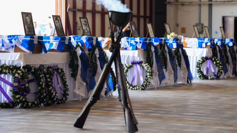 Συγκίνηση στην τελετή επαναπατρισμού λειψάνων οκτώ Ελλήνων οπλιτών που &quot;έπεσαν&quot; στην Κύπρο [εικόνες]