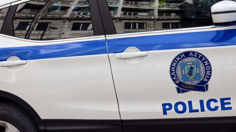 Χανιά: Χτύπησε τη σύντροφό του και έκαψε τα πράγματα του γιου της μπροστά στην ανήλικη κόρη τους