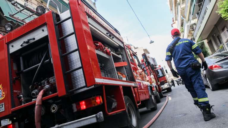 Φωτιά σε διαμέρισμα στο Κολωνάκι - Απεγκλωβίστηκαν δύο ηλικιωμένοι
