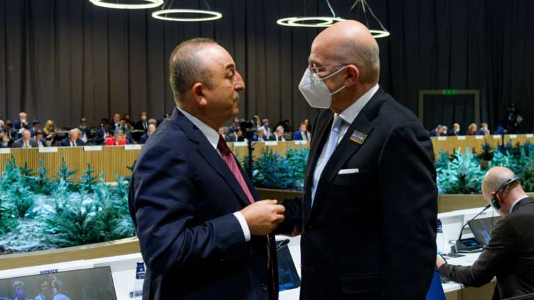 Τυπική και μάλλον ψυχρή η χειραψία Δένδια με Τσαβούσογλου στη Σύνοδο των ΥΠΕΞ του ΝΑΤΟ