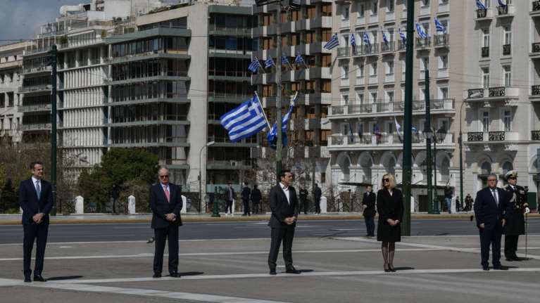 Κορονοϊός: Σε απόσταση ενός μέτρου ο πρωθυπουργός και οι πολιτικοί αρχηγοί στην τελετή στο Σύνταγμα