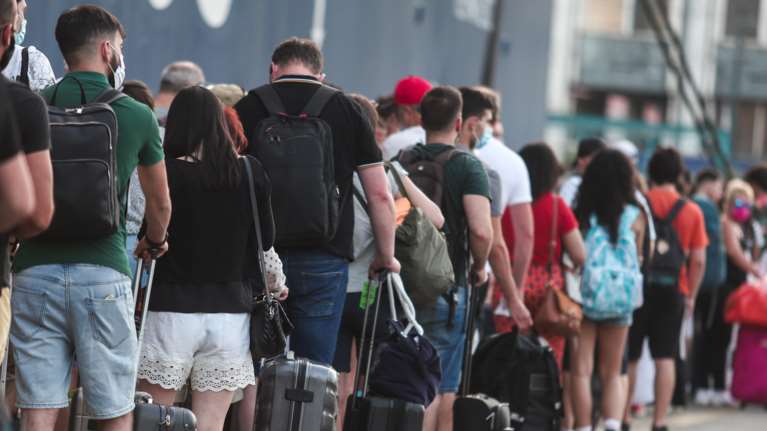 Η έξοδος του Δεκαπενταύγουστου: Ουρές στο λιμάνι του Πειραιά - Έκτακτα μέτρα στις εθνικές οδούς