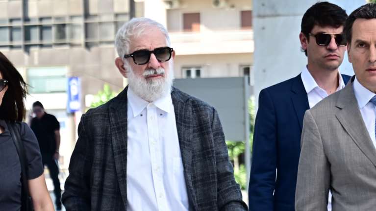 Ένταση στη δίκη Φιλιππίδη με τον Χριστοδούλου:  "Απέραντο κρεβάτι το θέατρο - Με την Παπαχαραλάμπους είχαν καρασχέση"