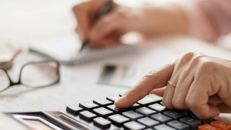 Οι τέσσερις φορολογικές υποχρεώσεις του καλοκαιριού: Ποιες είναι και πώς θα τις πληρώσουμε