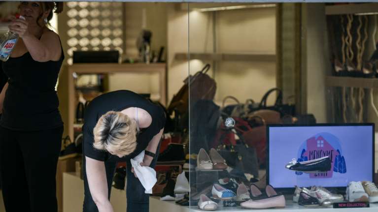 Επιστροφή στην &quot;κανονικότητα&quot; με άνοιγμα σχολείων και καταστημάτων - Την Πέμπτη &quot;κληρώνει&quot; για την εστίαση