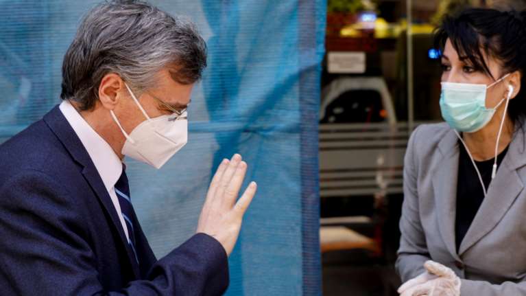 Στην κλινική &quot;Ταξιάρχες&quot; ο Τσιόδρας: 36 κρούσματα κορονοϊού και 3 νεκροί