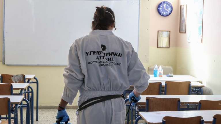 Τα μέτρα για τον κορονοϊό μετά τα 73 κρούσματα: Κλείνουν ΚΑΠΗ, σχολεία, γήπεδα