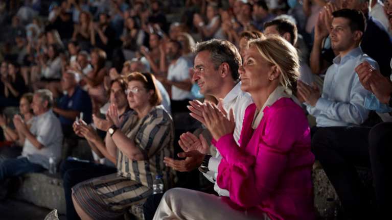 Η υπέρκομψη εμφάνιση της Μαρέβας Μητσοτάκη στην Επίδαυρο - Απλή και σικ [εικόνες]