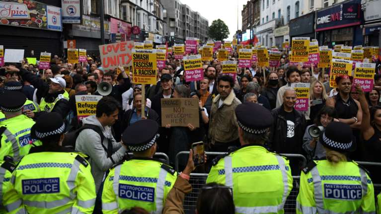 Βρετανία: Αντιδιαδηλώσεις κατά των ακροδεξιών απέτρεψαν ακόμα μία νύχτα τρόμου - Άνδρας έκανε βόλτες με αλυσοπρίονο