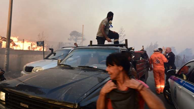 Σε εξέλιξη εκκένωση παιδικής κατασκήνωσης στο Γραμματικό -  400 παιδιά μεταφέρθηκαν στο κωπηλοταδρόμιο Μαραθώνα