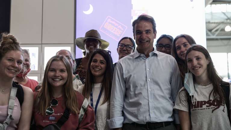 Η σέλφι Μητσοτάκη με τουρίστριες που δεν τον αναγνώρισαν - &quot;Πείτε τους ότι συναντήσατε τον πρωθυπουργό της Ελλάδας&quot;