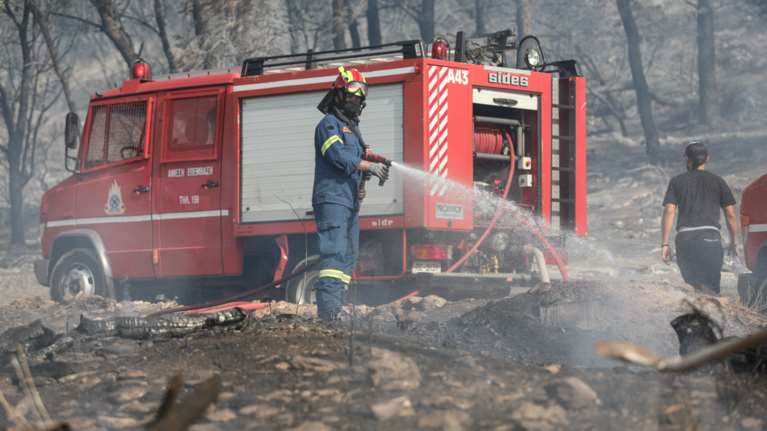 Φωτιά στον Σκαραμαγκά: Έξω από το παλιό Copa Copana στη Λ. Αθηνών