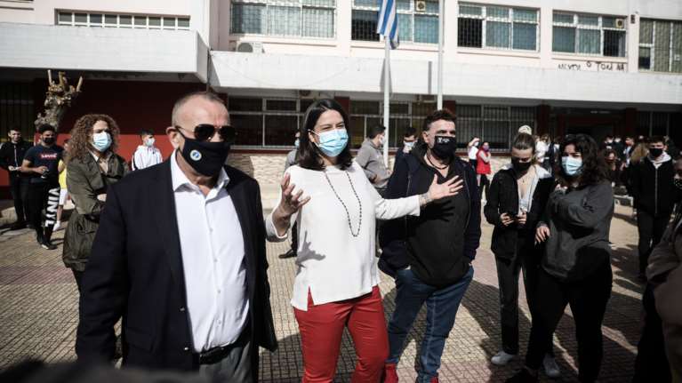 Εμβόλια - Κεραμέως: Ανοιξε η πλατφόρμα για όλους τους εκπαιδευτικούς