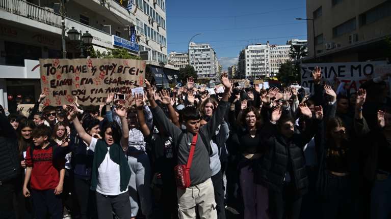 Πειραιάς: Μεγάλη πορεία μαθητών για τη φονική σύγκρουση - &quot;Η άνοιξη σταμάτησε στα Τέμπη&quot; [εικόνες]