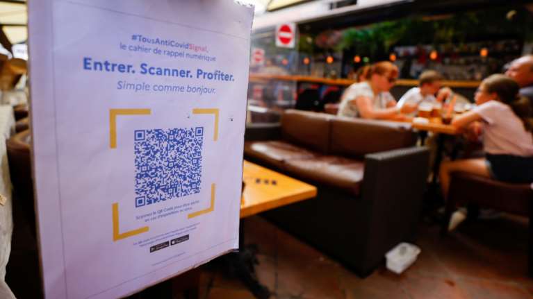 Γαλλία: Μόνο με υγειονομικό πάσο σε μπαρ, εστιατόρια, σινεμά - Ακόμη και στα νοσοκομεία
