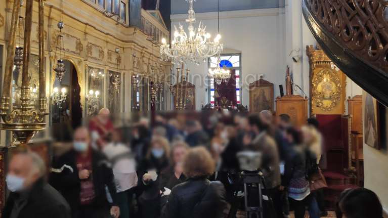 Θεοφάνεια- Απίστευτος συνωστισμός στη Μητρόπολη Χανίων: &quot;Πατείς με πατώ σε&quot; και πολλοί χωρίς μάσκες