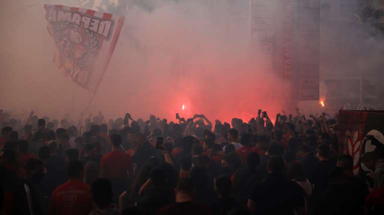 Κορονο-φιέστα στο Καραϊσκάκη: Απίστευτος συνωστισμός στο Φάληρο από οπαδούς του Ολυμπιακού [Εικόνες - Βίντεο]