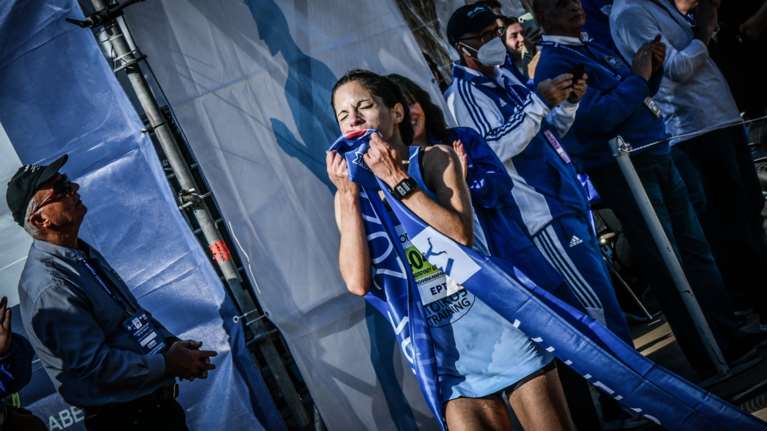 Η απίστευτη δύναμη της νικήτριας του Μαραθωνίου: Διαγνώστηκα με καρκίνο τέσσερις μήνες μετά τη γέννηση του παιδιού μου