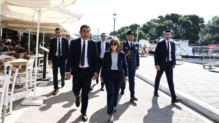 Στη Σκιάθο η Σακελλαροπούλου: Άμεση προτεραιότητα η αποκατάσταση των ζημιών και ο σχεδιασμός για το μέλλον