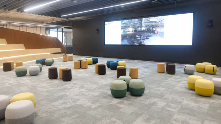 Pfizer: Αυτά είναι τα νέα υπερσύγχρονα &quot;ψηφιακά&quot; γραφεία στη Θεσσαλονίκη μέσα από 10 φωτογραφίες