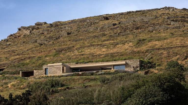 Πώς είναι να κατοικείς την ομορφιά της Τήνου