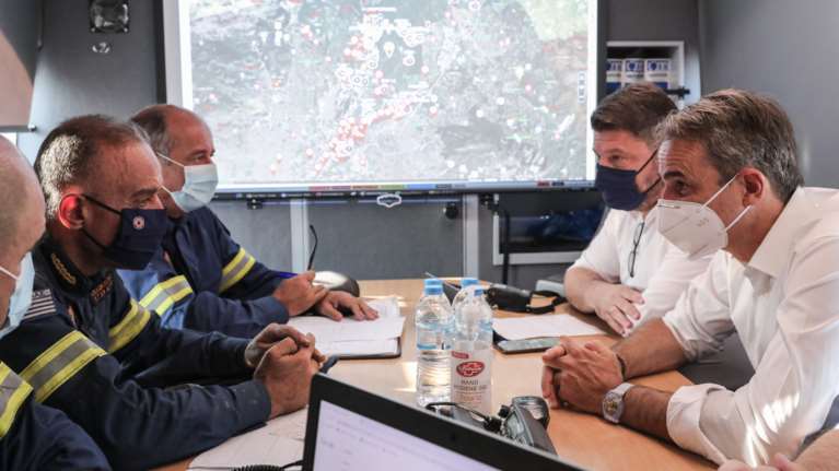 Κυριάκος Μητσοτάκης: Εκτάκτως στο Κέντρο Επιχειρήσεων της Πυροσβεστικής - Ενημερώθηκε για τις πυρκαγιές