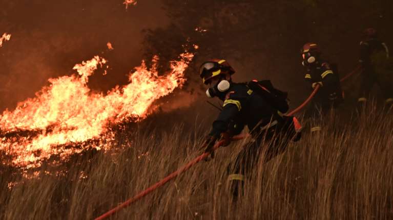 Χωρίς ενεργό μέτωπο η πυρκαγιά στον Ωρωπό -Σε χαράδρες με καπνό εστιάζεται η προσπάθεια των δυνάμεων πυρόσβεσης