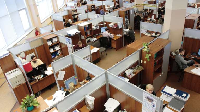 Τσουνάμι καταβολών την Μ. Εβδομάδα: Πότε πληρώνονται Δώρο Πάσχα, συντάξεις και επιδόματα