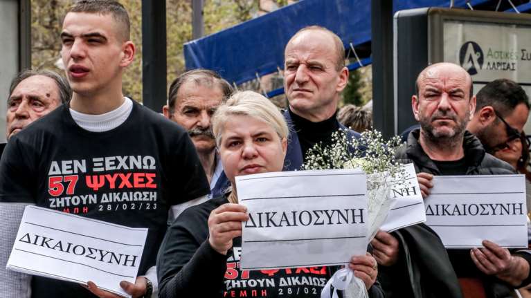 Ξεσπά η μητέρα θύματος για το "μπάζωμα" στα Τέμπη: Οι γερανοί δούλευαν κανονικά στο χώμα, μετά έριξαν το τσιμέντο