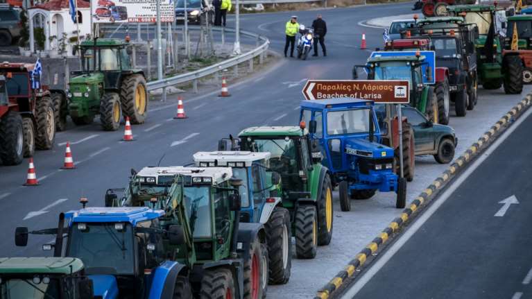 Με αναμμένες μηχανές στα τρακτέρ λίγο πριν το ραντεβού με Μητσοτάκη: Άνοιξαν τα διόδια στo Ρίο Αντίρριο - Νέα μπλόκα