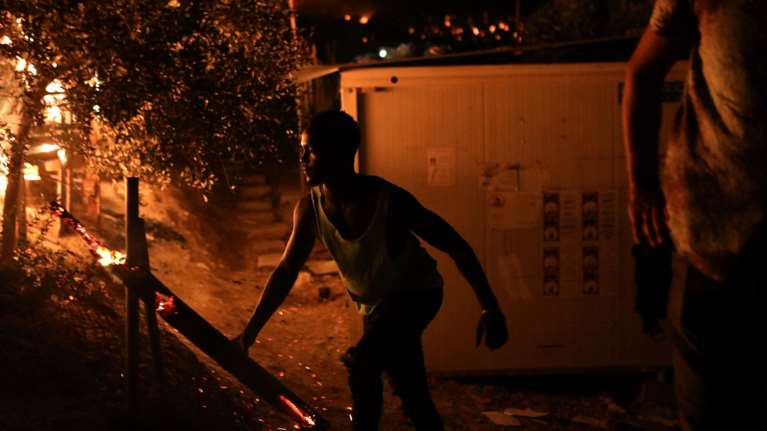 Φωτιά στη Μόρια: Μετανάστες τραγουδούν &quot;bye bye Μόρια&quot; την ώρα που το ΚΥΤ παραδίδεται στις φλόγες [βίντεο]