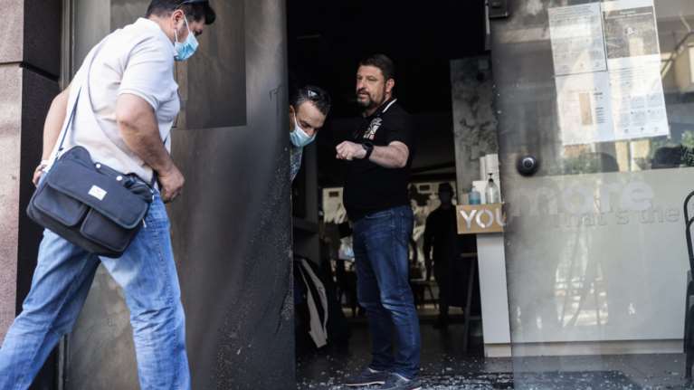 Αντιεξουσιαστές της... γειτονιάς πίσω από την εμπρηστική επίθεση στα μαγαζιά της συζύγου του Νίκου Χαρδαλιά