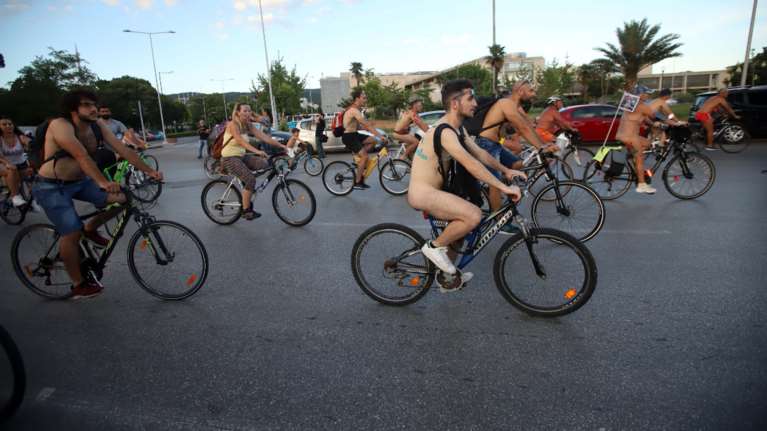 Επεισοδιακή η Γυμνή Ποδηλατοδρομία στη Θεσσαλονίκη: Γιουχαΐσματα και αποδοκιμασίες [Βίντεο]