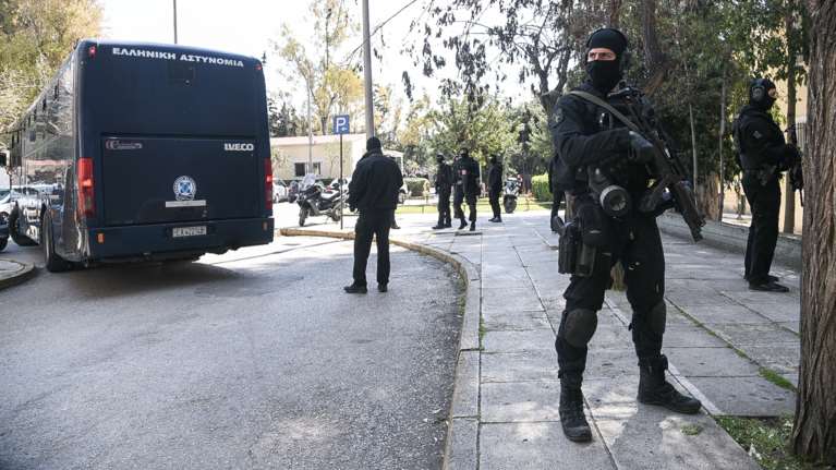 Ποιοι είναι οι οκτώ που συνέλαβε η Αντιτρομοκρατική: Ποινικοί με ληστείες και ναρκωτικά - Συνδετικός κρίκος 36χρονος αντιεξουσιαστής