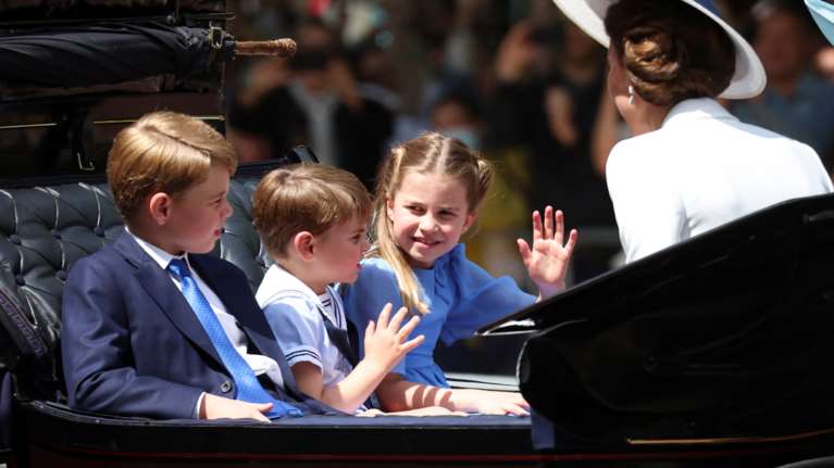 Πριγκίπισσα Σάρλοτ: Η στιγμή που χτυπάει τον πρίγκιπα Λούις πάνω στην άμαξα