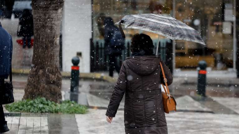 Χειμώνας από σήμερα: Βουτιά του υδράργυρου έως 10 βαθμούς, πού θα έχουμε χιονοπτώσεις