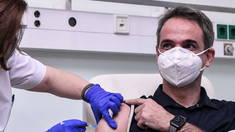 Κορονοϊός: Εμβολιάστηκε στο &quot;Αττικόν&quot; ο Κυριάκος Μητσοτάκης - &quot;Χαμογελάμε όλοι κάτω από τις μάσκες μας&quot; δήλωσε