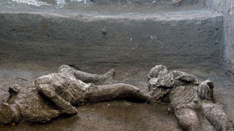 Συγκλονιστική ανακάλυψη από την αρχαία Πομπηία - Στο &quot;φως&quot; τα λείψανα αφέντη και σκλάβου που αναζητούσαν καταφύγιο