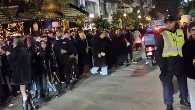 Αιματηρή συμπλοκή στη Θεσσαλονίκη: Η Oμάδα Ζ βρήκε νεαρό μέσα στα αίματα και ημίγυμνο – Απειλούσε θαμώνες με σπασμένο μπουκάλι