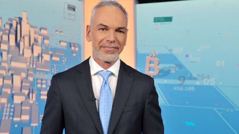 Ηλίας Σιακαντάρης: Ποιος είναι ο δημοσιογράφος της ΕΡΤ που αναλαμβάνει υπηρεσιακός κυβερνητικός εκπρόσωπος