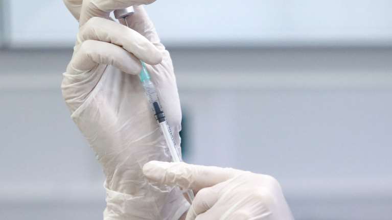 Εμβόλιο: 26 εκατ. δόσεις έχει εξασφαλίσει η Ελλάδα - Πότε, πόσες και από ποιες εταιρείες αναμένονται εμβόλια